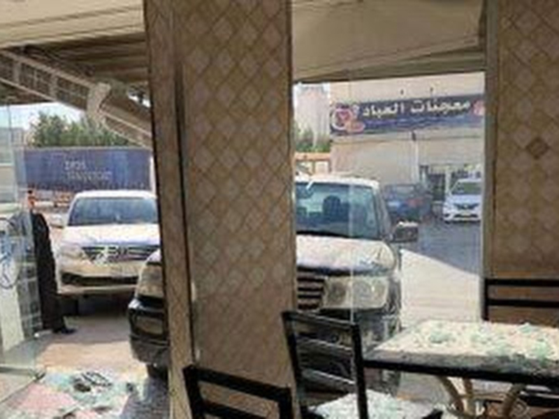 اضغط لمشاهدة الفيديو: فتاة سعودية تقتحم مطعمًا بسيارتها في العوامية!